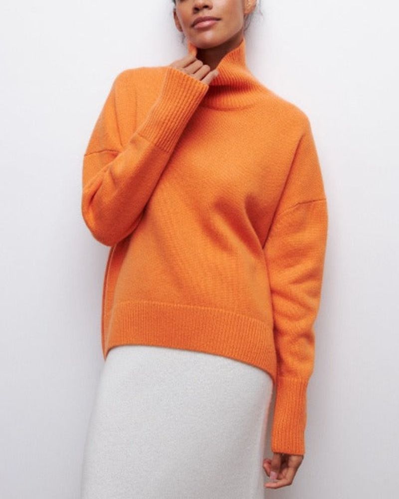 Blusa Femenina Oversized con Cuello Alto Sabrina