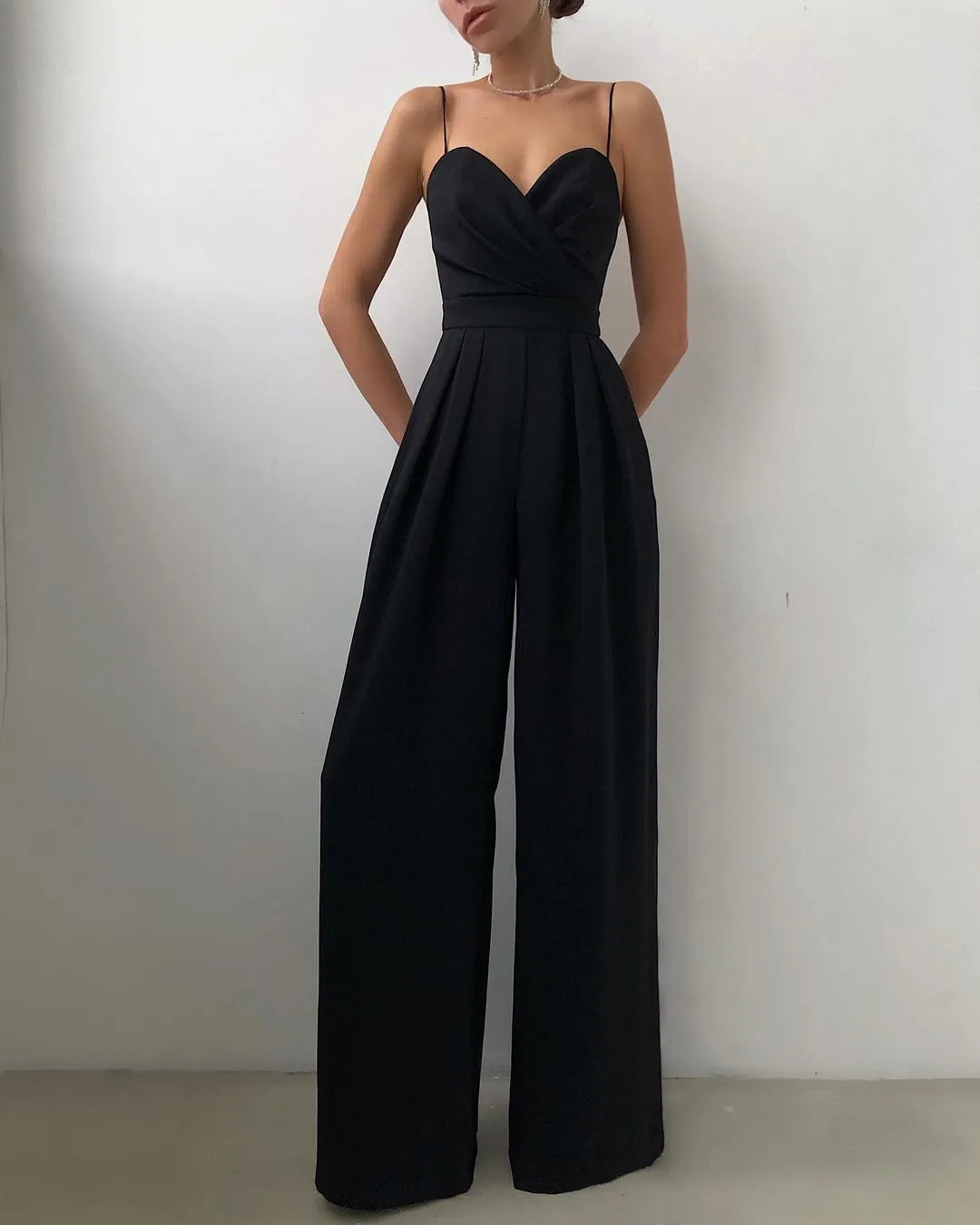 Mono femenino de sastrería en chiffon con tirantes – Elegancia atemporal