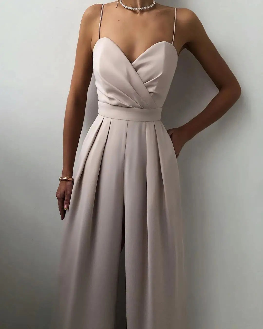 Mono femenino de sastrería en chiffon con tirantes – Elegancia atemporal
