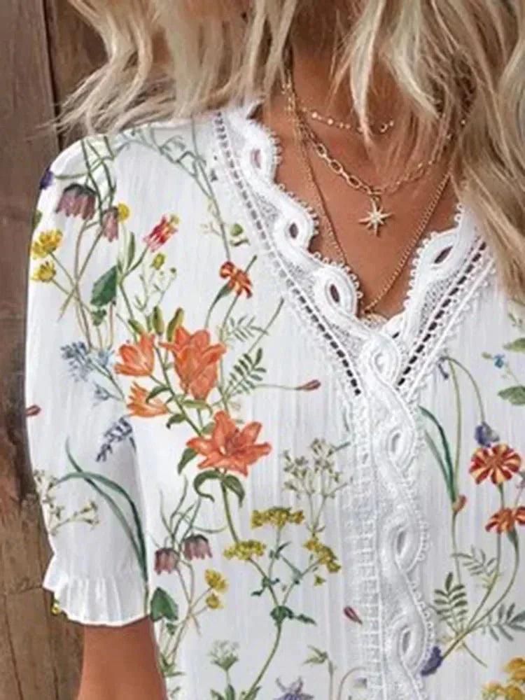 Blusa Femenina Floral con Manga Corta y Detalle en Encaje