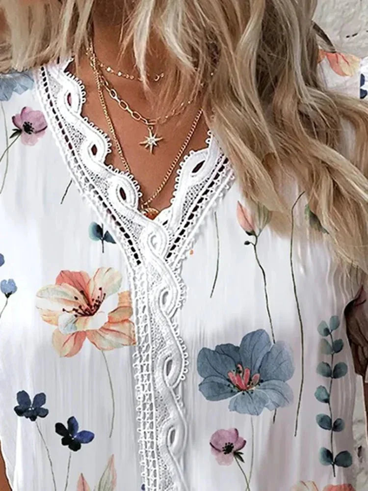 Blusa Femenina Floral con Manga Corta y Detalle en Encaje