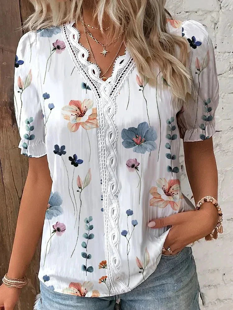 Blusa Femenina Floral con Manga Corta y Detalle en Encaje