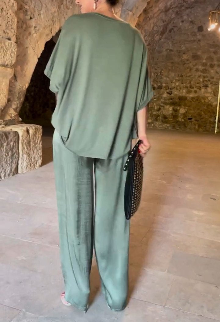 Conjunto de Cetim con Escote en V de Dos Piezas