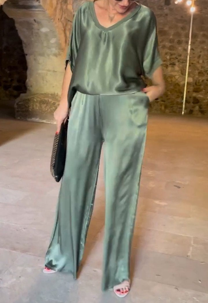 Conjunto de Cetim con Escote en V de Dos Piezas
