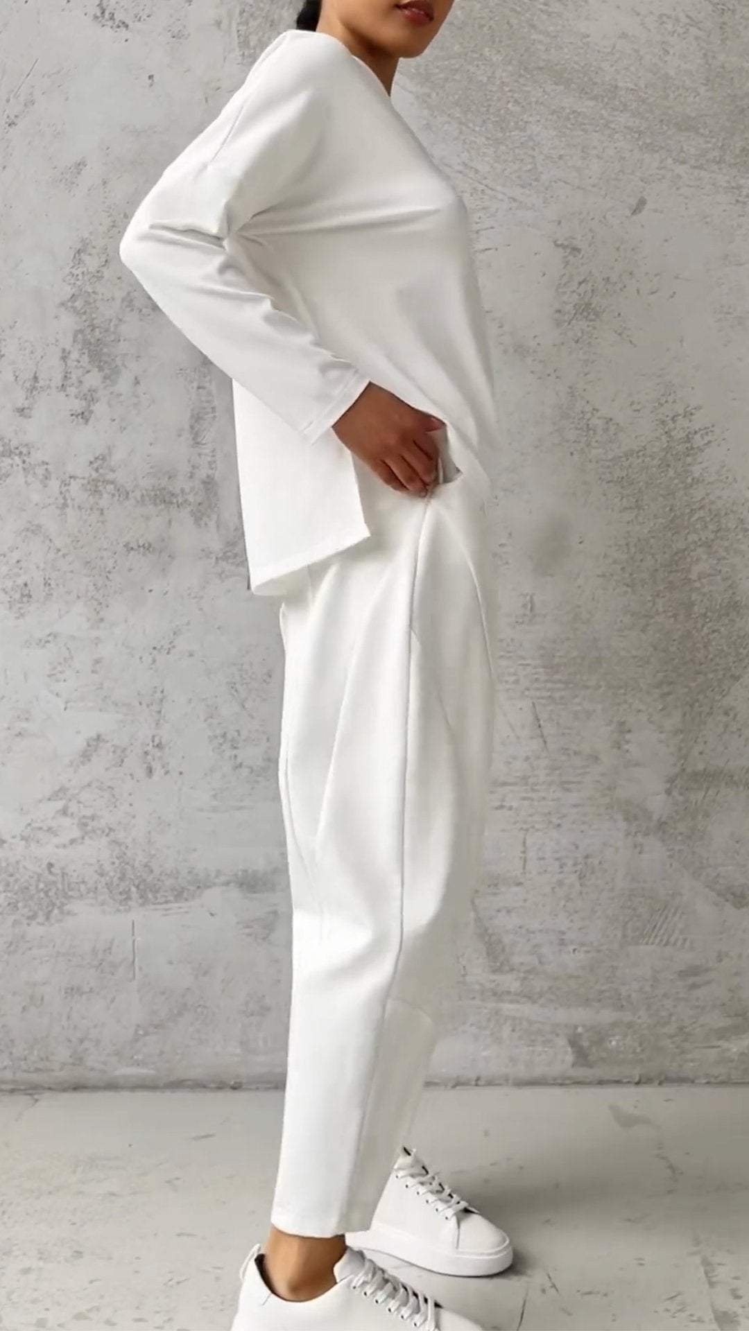 Conjunto Femenino Confortable con Cuello Redondo y Diseño con Abertura