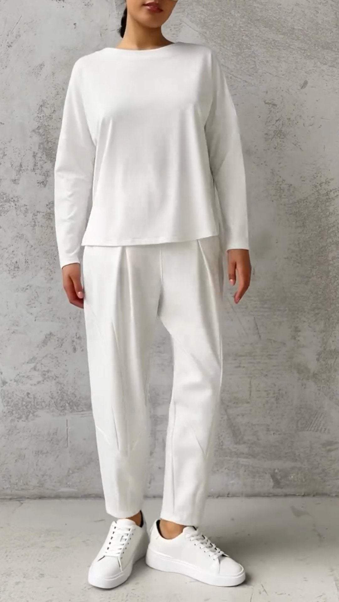 Conjunto Femenino Confortable con Cuello Redondo y Diseño con Abertura