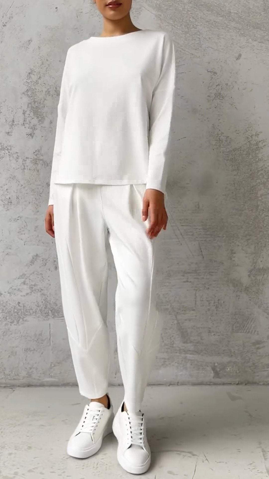 Conjunto Femenino Confortable con Cuello Redondo y Diseño con Abertura