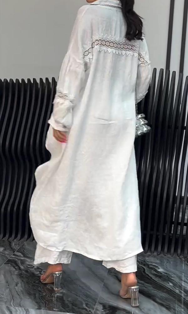Conjunto Femenino de Camisa con Corte en la Espalda y Pantalones de Lino de Dos Piezas