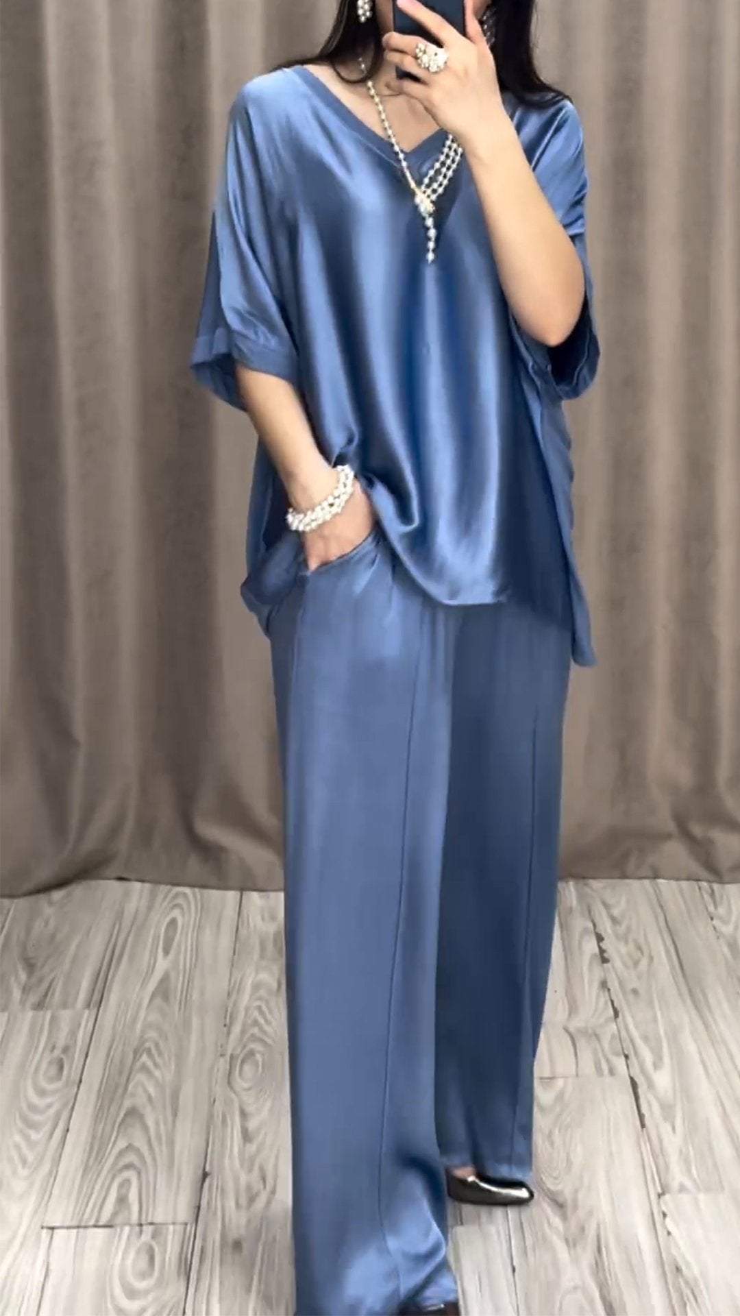 Conjunto Femenino de Satén con Escote en V y Manga Corta