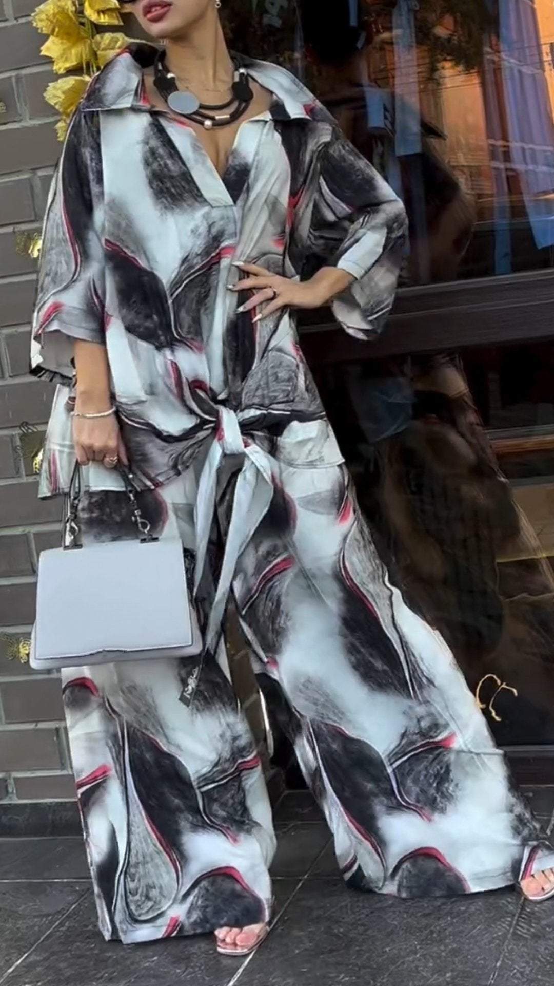 Conjunto Femenino de Manga Larga con Estampado de Tinta y Escote en V