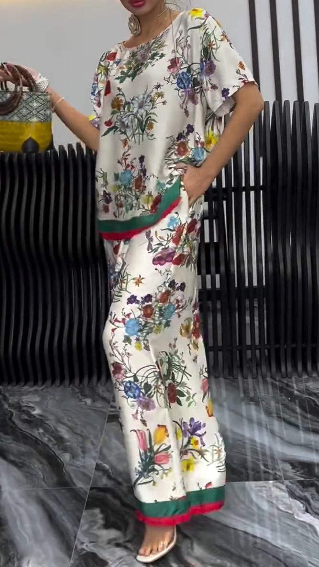 Conjunto femenino estampado con gola redonda y manga corta