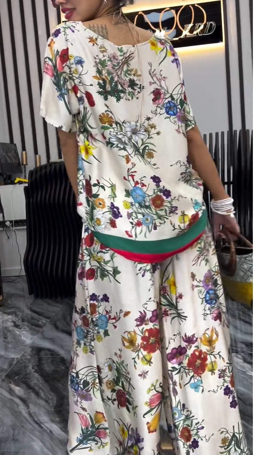 Conjunto femenino estampado con gola redonda y manga corta