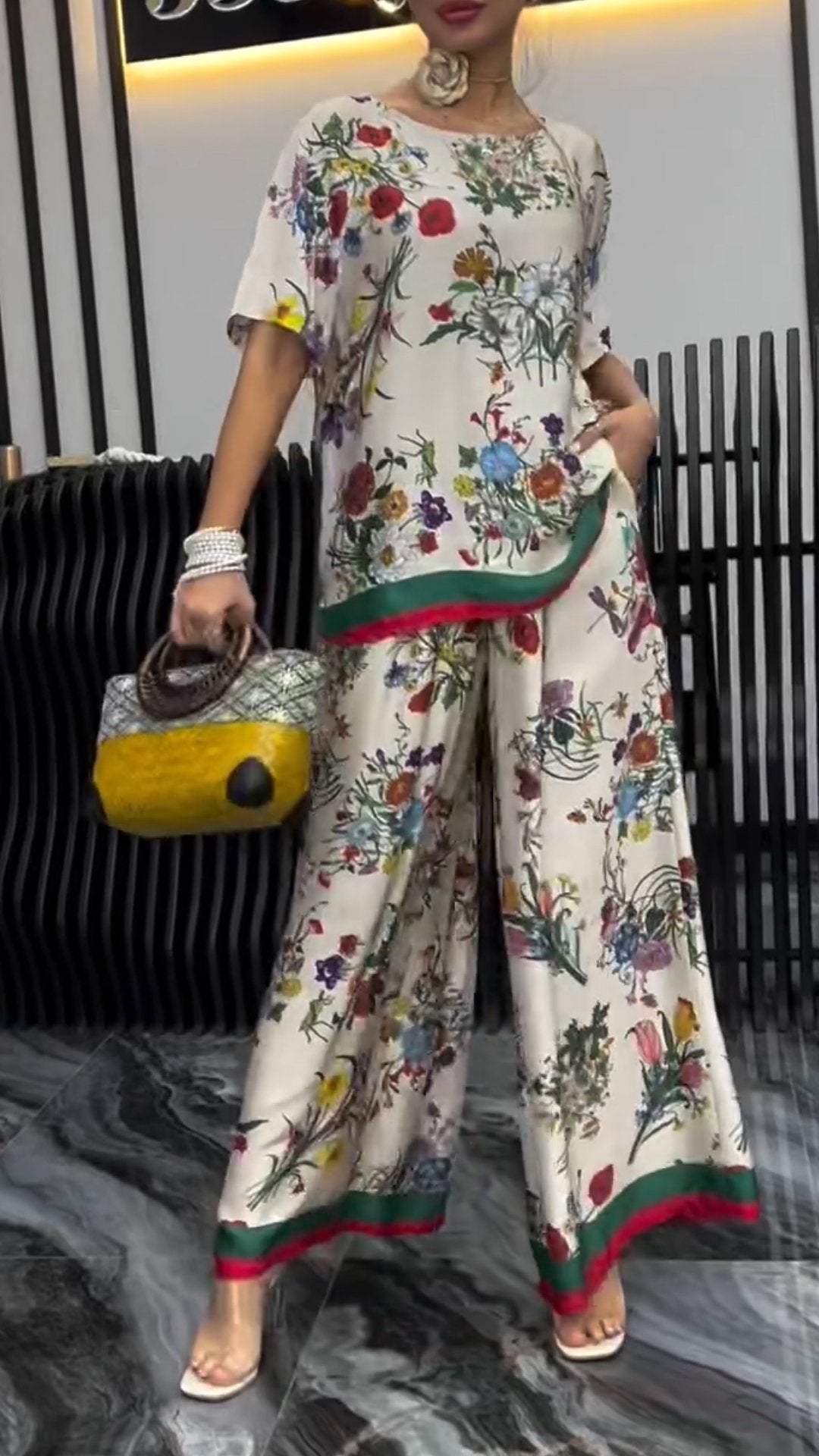 Conjunto femenino estampado con gola redonda y manga corta