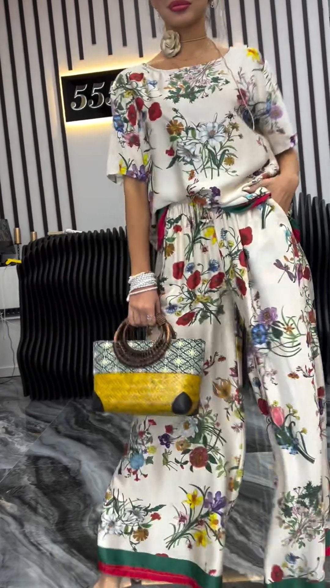 Conjunto femenino estampado con gola redonda y manga corta