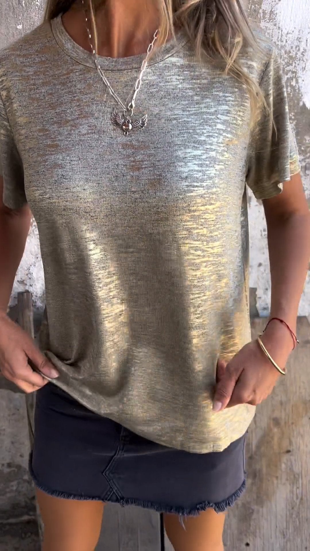Camiseta de Manga Curta com Estampa em Relevo e Gola Redonda