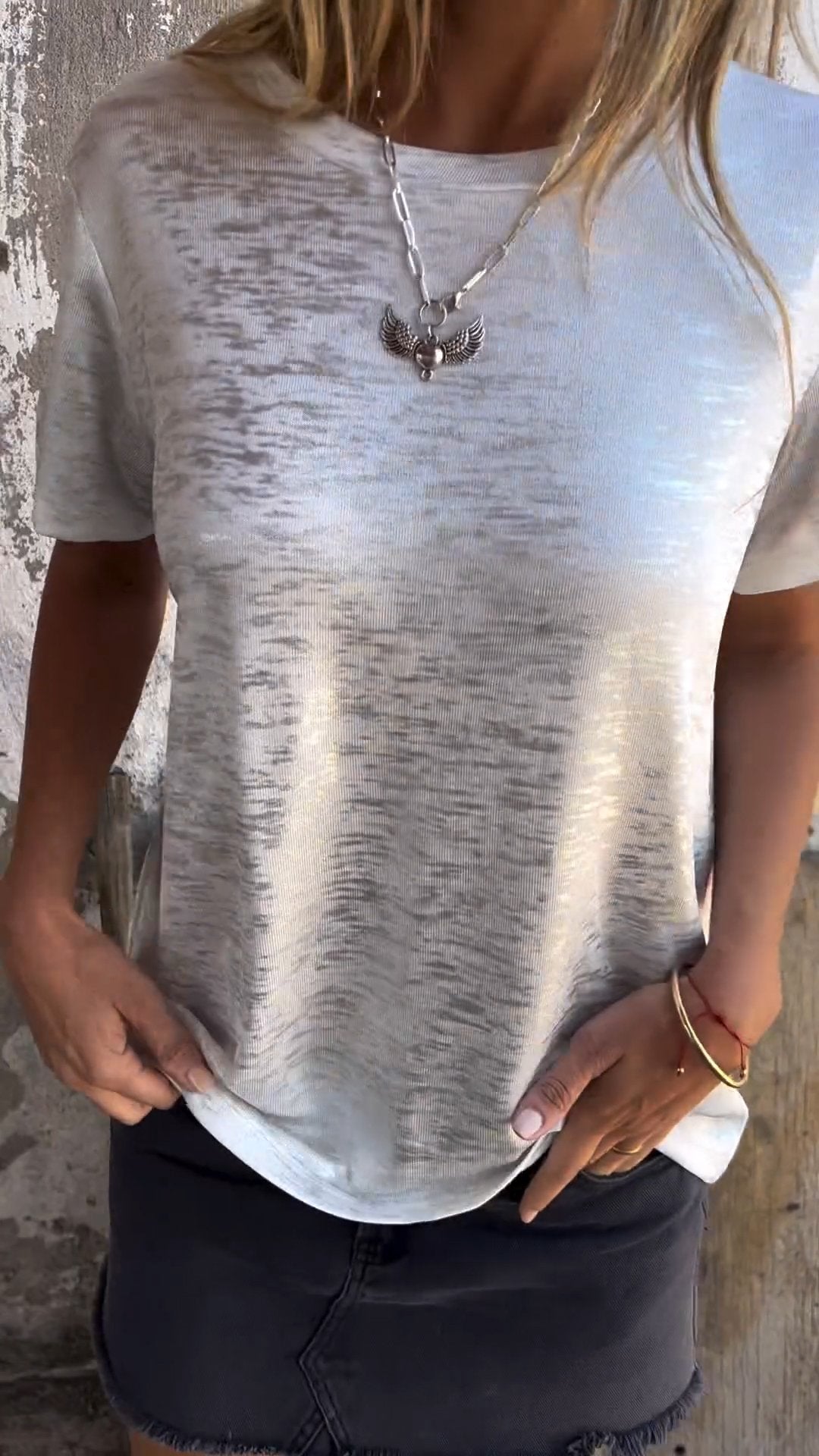 Camiseta de Manga Curta com Estampa em Relevo e Gola Redonda
