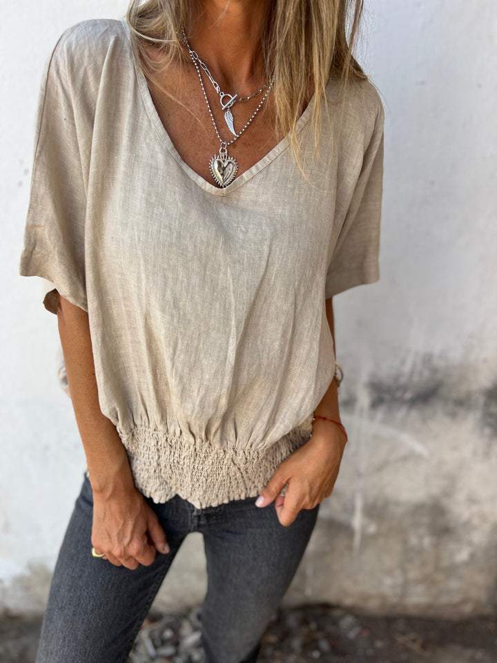 Camiseta confortável acinturada com decote em V