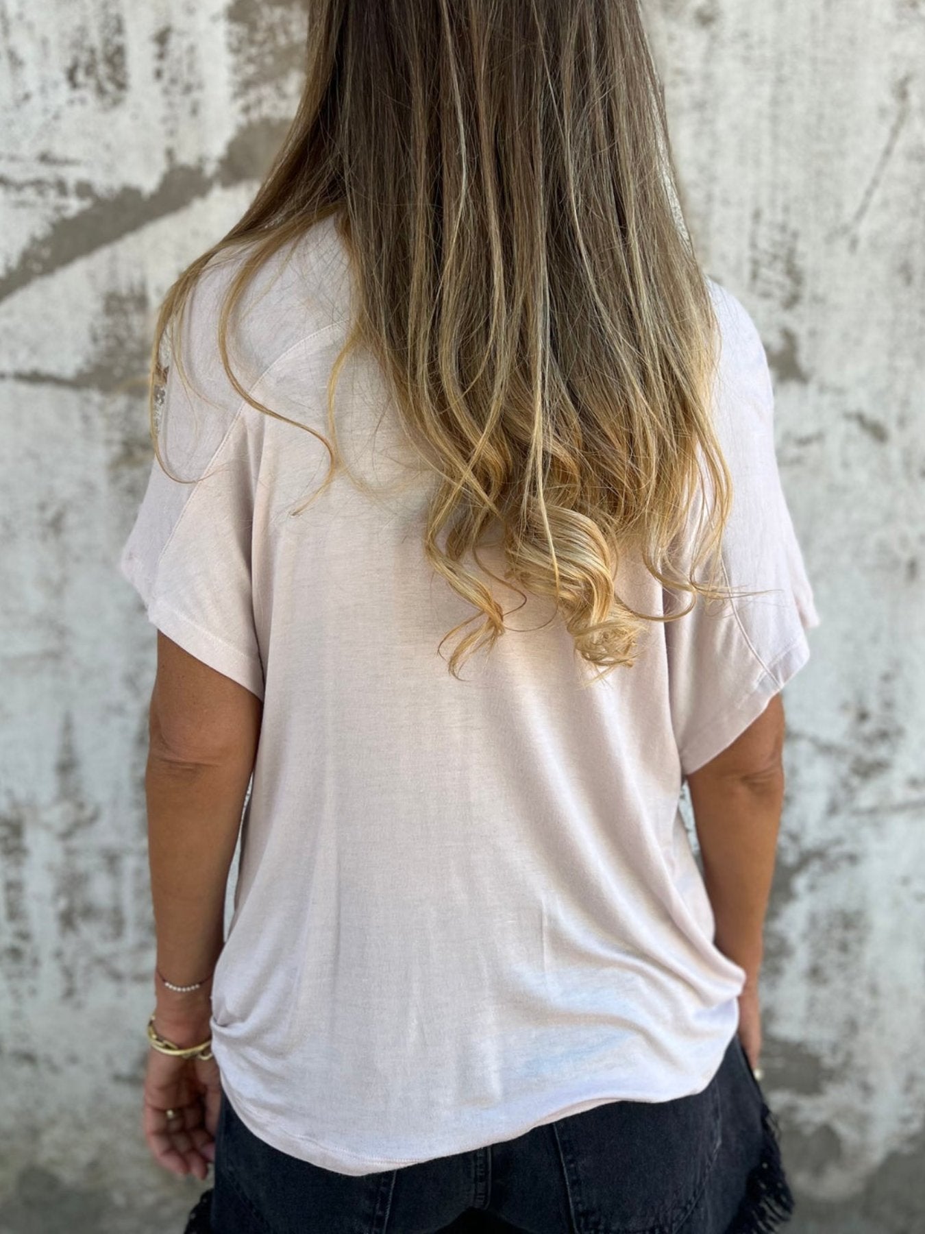 Blusa femenina casual con torsión frontal y color sólido