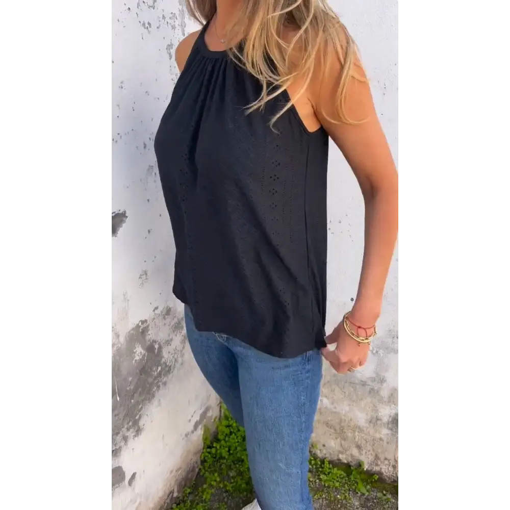 Top com Gola Redonda e Design Vazado