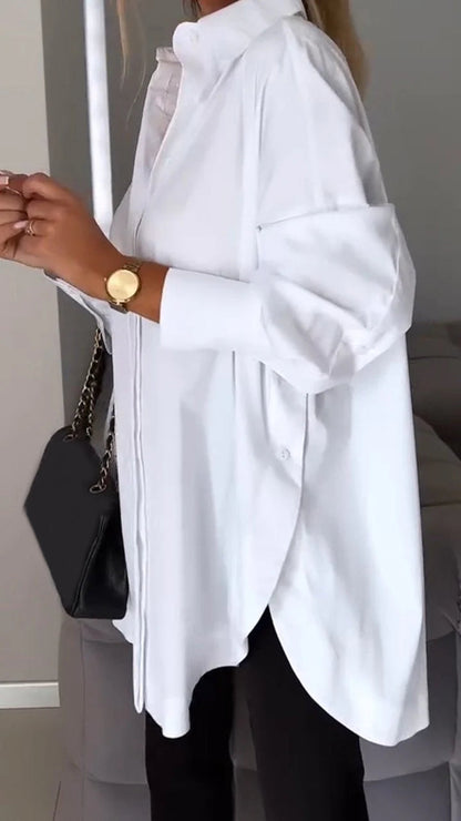 Camisa e blusa branca com fenda e lapela