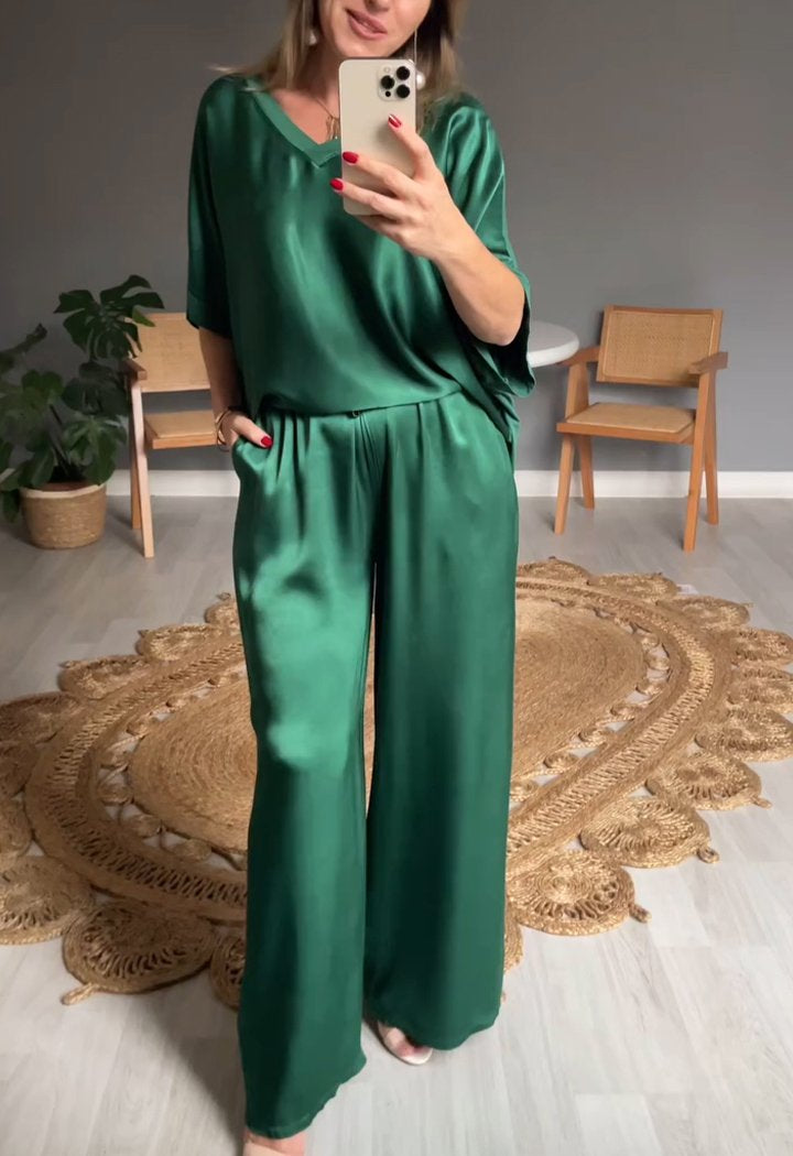 Conjunto de Cetim con Escote en V de Dos Piezas