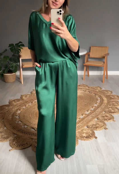 Conjunto de Cetim con Escote en V de Dos Piezas