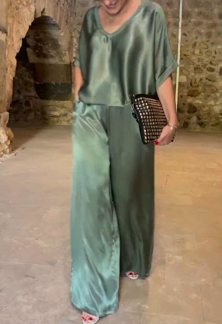 Conjunto de Cetim con Escote en V de Dos Piezas