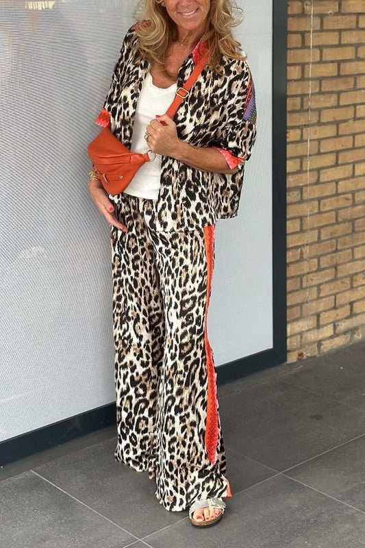 Conjunto Casual de Dos Piezas con Estampado de Leopardo y Detalles Laterales Coloridos
