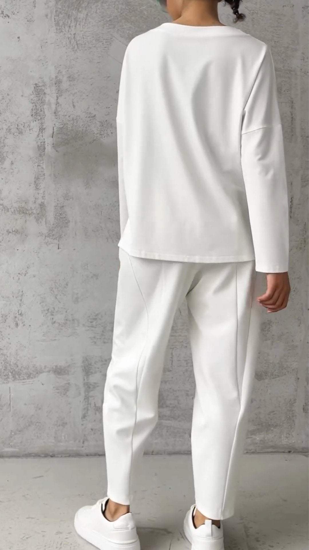 Conjunto Femenino Confortable con Cuello Redondo y Diseño con Abertura