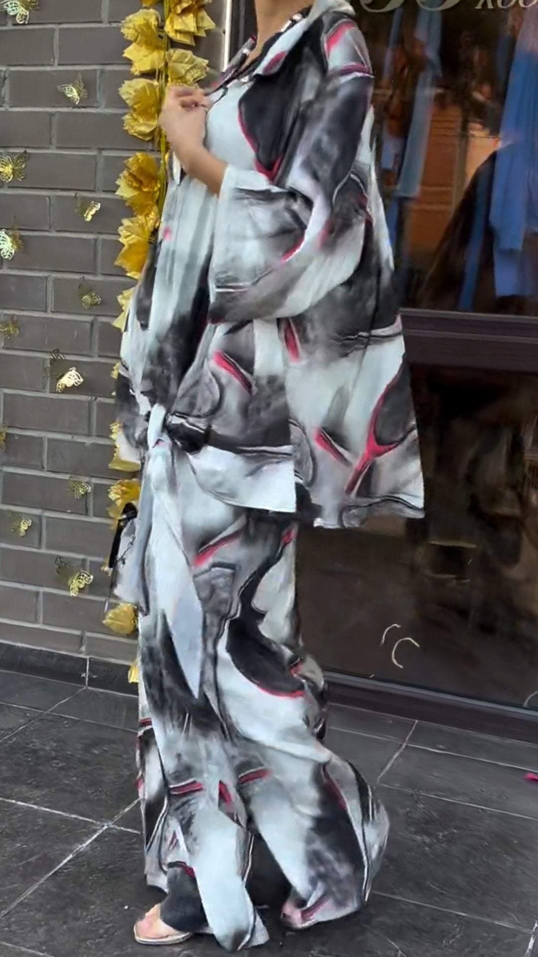 Conjunto Femenino de Manga Larga con Estampado de Tinta y Escote en V