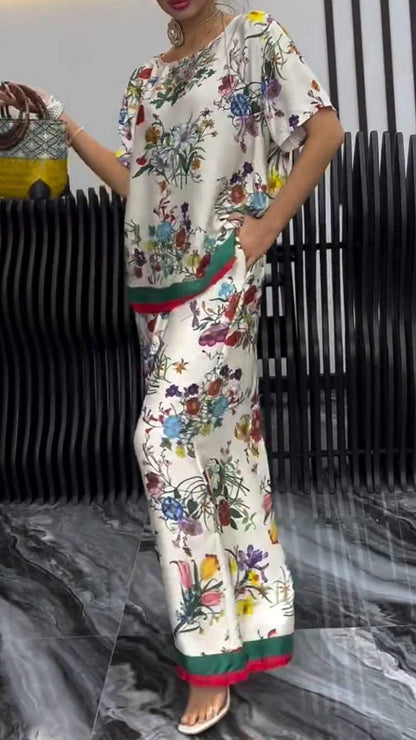 Conjunto femenino estampado con gola redonda y manga corta