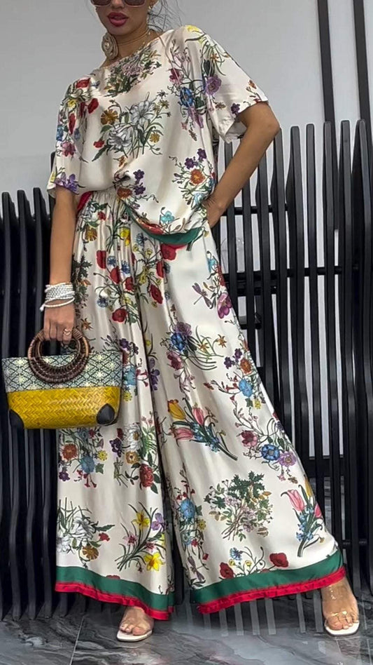Conjunto femenino estampado con gola redonda y manga corta
