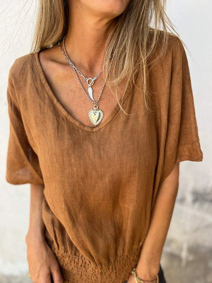 Camiseta confortável acinturada com decote em V
