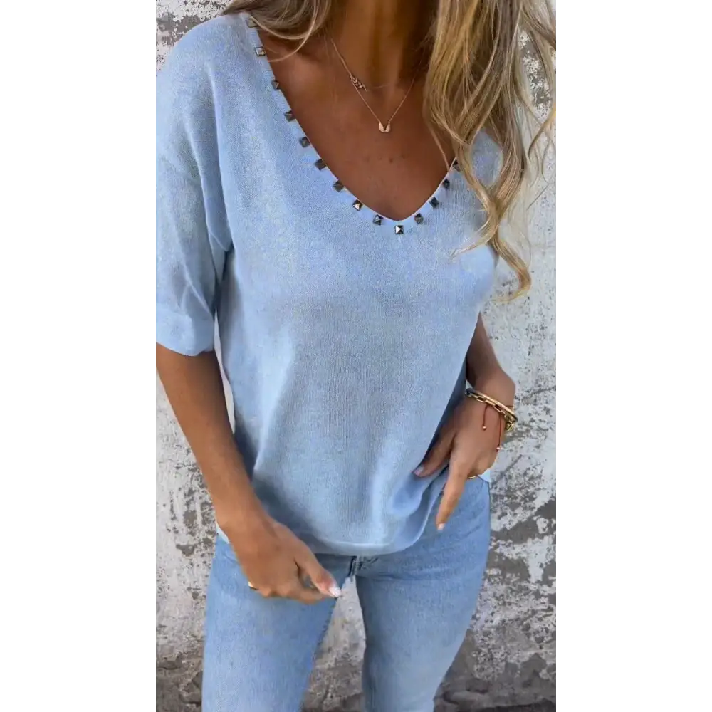 Top com decote em V adornado com diamantes